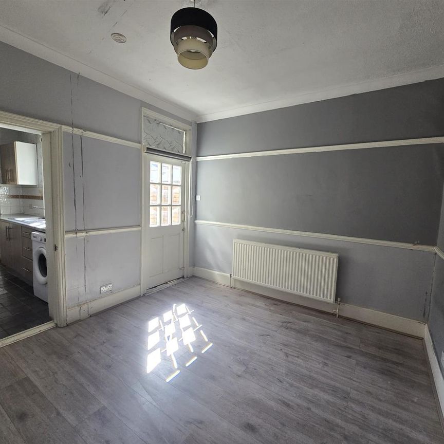 Victoria Road, Barnet EN4, London - Photo 1