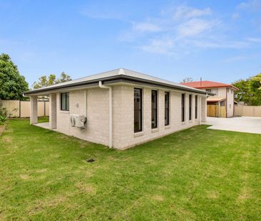 Hidden gem with two living areas, air con & solar! - Photo 6