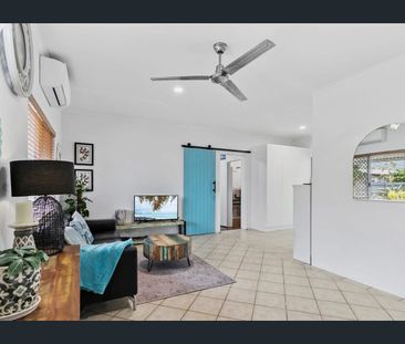 Spacious Family Home in Edmonton - Solar & Pool - Photo 3