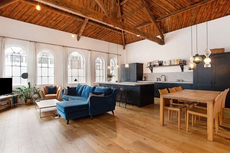 Stunning, two bedroom apartment located in one of Kingsland Road's most sought after developments. - Photo 2