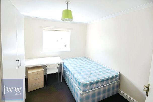 4 bedroom flat to rent - Photo 1