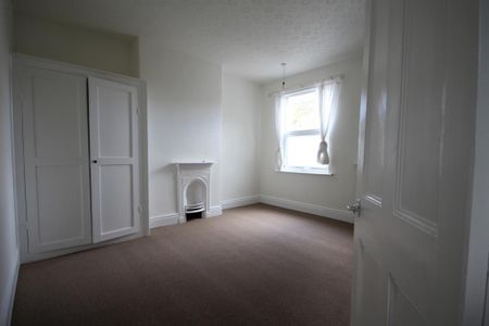 3 bedroom end of terrace house to rent - Photo 2