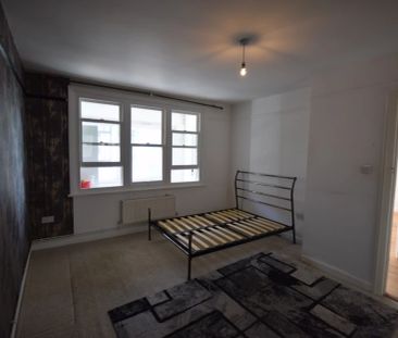 To Rent Sea Road, Boscombe, Bournemouth, BH5 £1,050 pcm Tenancy Info - Photo 5