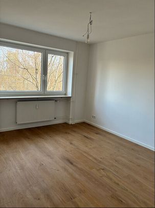 Sanierte, großzügige 3 Zimmer Wohnung im Grünen ab SOFORT!! - Foto 1