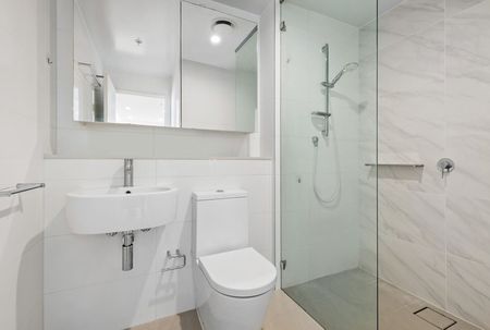 Oversized One Bedroom Apartment In Convenient Location - Photo 3