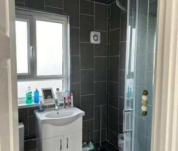 Room in a Shared Flat, Loxford Road, IG11 - Photo 2