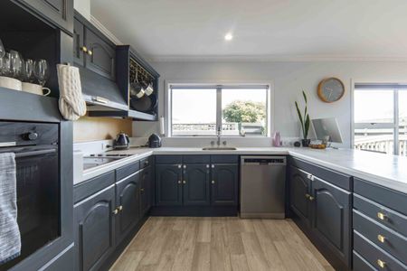 Three Bedroom Family Home - Photo 5
