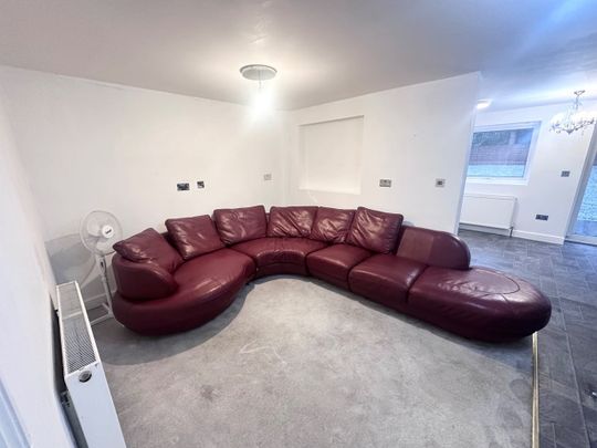 3 Bed Semi-Detached House, Wheatley Drive, NG4 - Photo 1