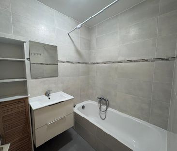 Location Appartement 1 pièce 35m² ST LAURENT DU VAR 06700 - Photo 3