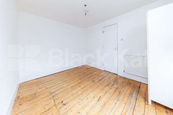 Beautiful period house conversion set over three floors - Photo 1