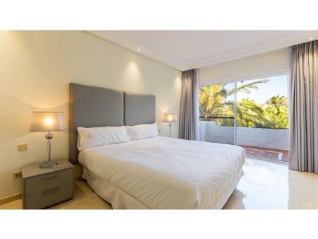 3 room luxury penthouse for rent in Marbella, Andalusia - Photo 2