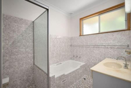 Coastal Comfort in a Prime Mona Vale Location - Photo 3