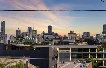 Inner-city living in this bright, modernised home - Photo 4