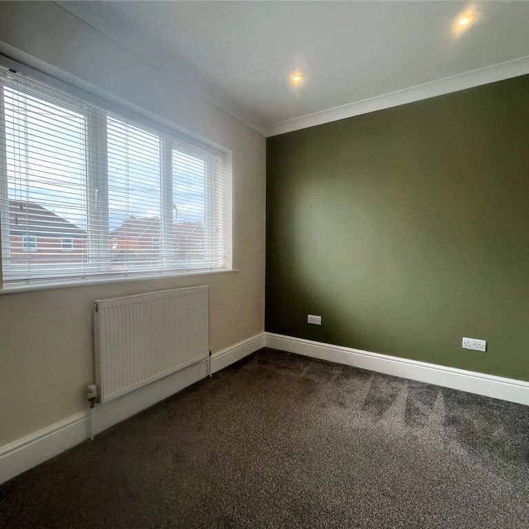 2 Bedroom Flat / Apartment - Winchester Road, Bishops Waltham - Photo 1