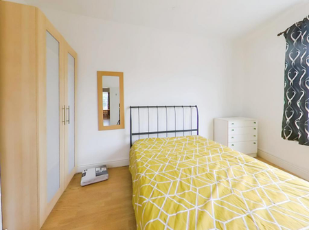 3 bedroom flat to rent - Photo 3