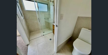 MODERN THREE-BEDROOM TOWNHOUSE - PRIME PALM BEACH LOCATION! - Photo 4