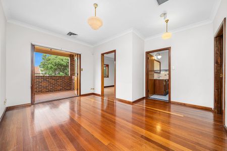 Expansive 4-5 B/R Family Home - Photo 2