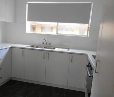 Comfortable 2-Bedroom Unit with Balcony & Outdoor Space in Toowong! - Photo 5