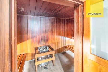 Luxurious living at its finest! - One bedroom luxury apartment perched on level 16 - Photo 4