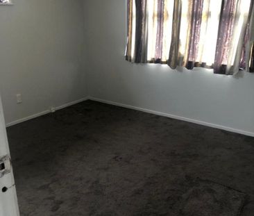 Fantastic 3-Bedroom Home in Central Papakura - Ideal for Your Exten... - Photo 4