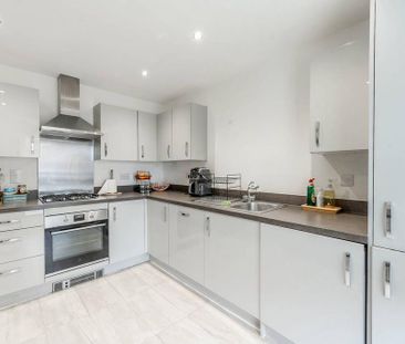 4 bedroom end of terrace house to rent - Photo 1