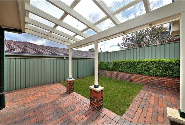 Street-frontage townhouse... - Photo 1