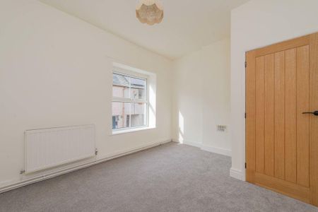 3 bedroom end of terrace house to rent - Photo 2