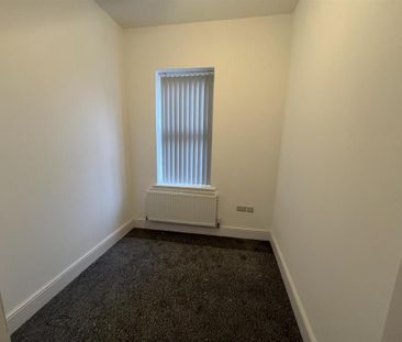 3 bedroom end of terrace house to rent - Photo 4