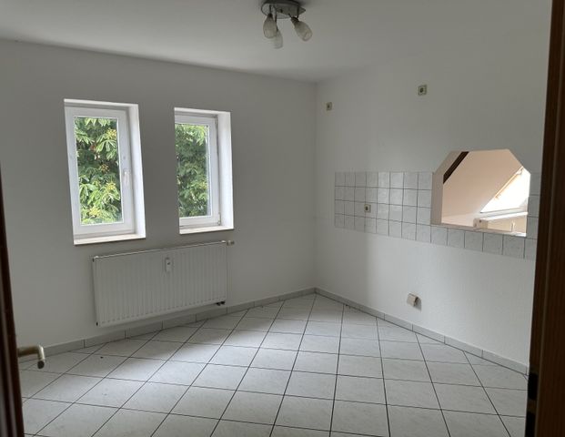 Erfurt: Dachgeschosswohnung mit großem Wohnzimmer und sichtbaren Holzbalken - Photo 1