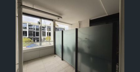 Stylish Modern Apartment Living in Prime Surrey Hills Location - Photo 2