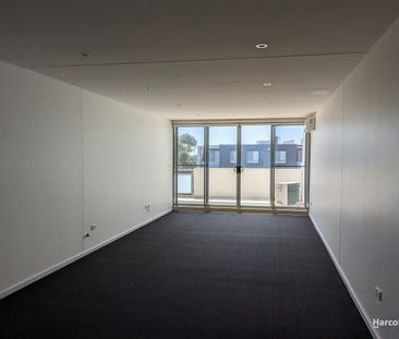 Top Floor 2-Bedroom Apartment with Spacious Balcony... - Photo 1