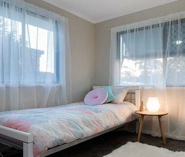 Stylish & Convenient and Spacious 5 bed 2 bath - Photo 4