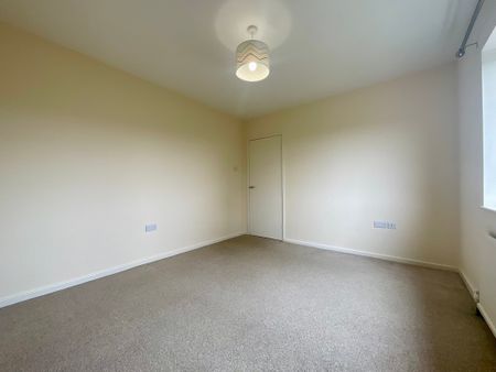 3 bedroom Semi-Detached House to let - Photo 3