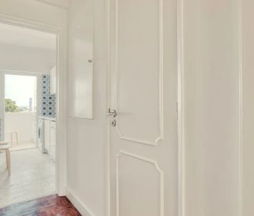 Room in a shared 5-bedroom apartment for rent in Lisbon - Foto 3
