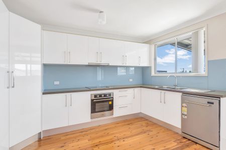 Beautiful Three Bedroom Home! - Photo 4