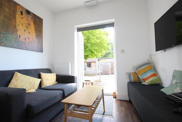 1 bedroom in a house share to rent - Photo 1