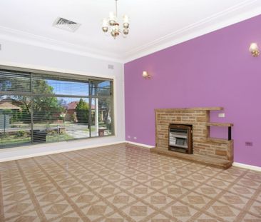 Spacious 4-Bedroom House Close to Public Transport - Photo 3