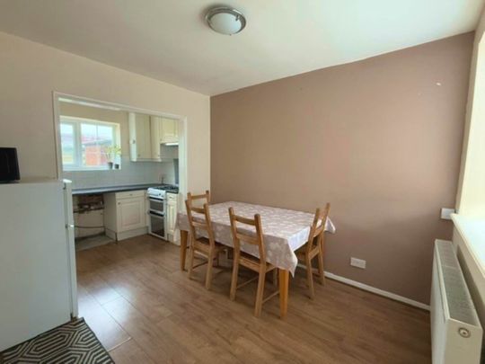 Lynton Avenue, Romford - Photo 1