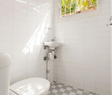 Newly refurbished charming one-bedroom terrace awaits! - Photo 1