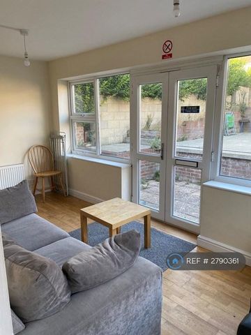 1 bedroom in a house share to rent - Photo 2