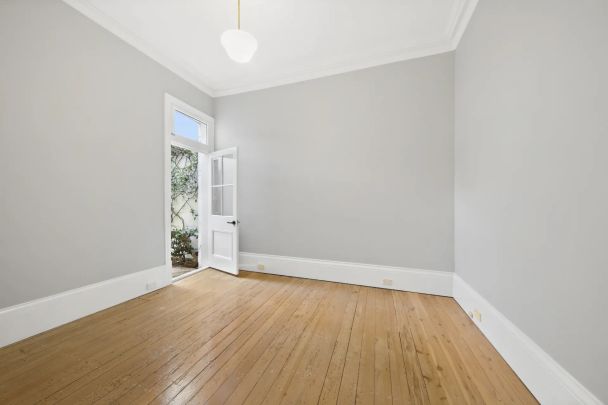 Traditionally Elegant Renovated Cottage: Pet friendly and freshly painted! - Photo 1