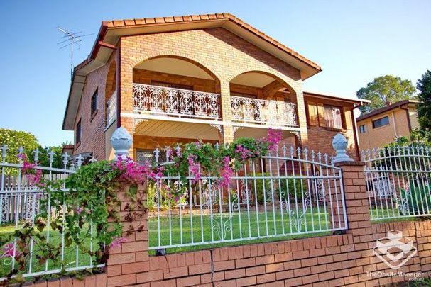 Furnished 4 bedrooms walking to school and shopping centre - Photo 1