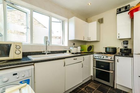 3 bedroom flat to rent - Photo 3