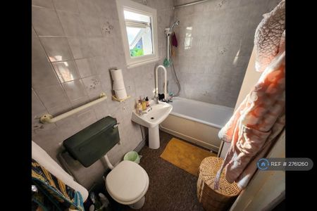 1 bedroom in a house share to rent - Photo 5