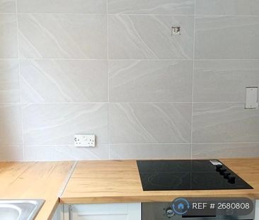 2 bedroom semi-detached house to rent - Photo 6