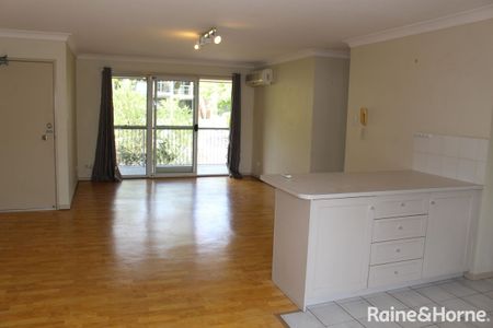 Spacious Top Floor Apartment in Prime Taringa Location - Photo 2