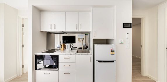 Furnished Ground Floor Two-Bedroom Garden Apartment - Photo 2