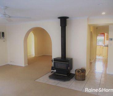 Spacious Family Home with Pool, including fortnightly servicing - Photo 1