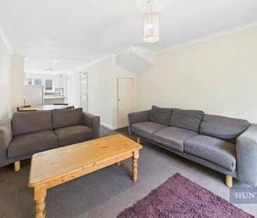 4 bedroom end of terrace house to rent - Photo 2
