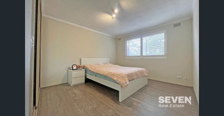 Classic Renovated Two Bedroom Apartment - Photo 2
